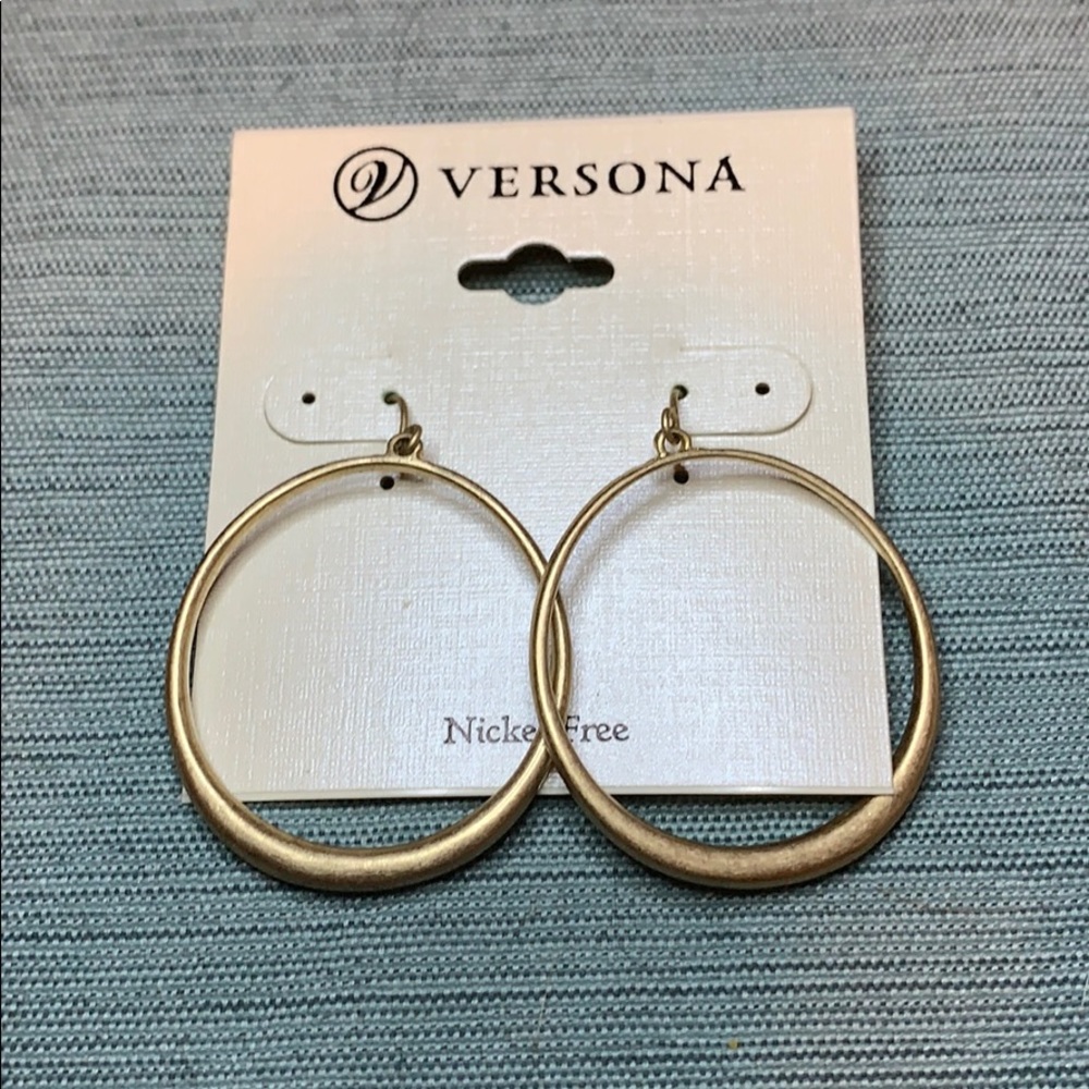 Verso a Mod style round earrings in muted gold